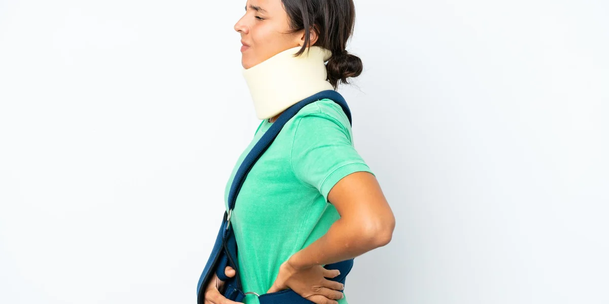 ¿Cómo identificar y actuar ante una fractura por compresión vertebral?