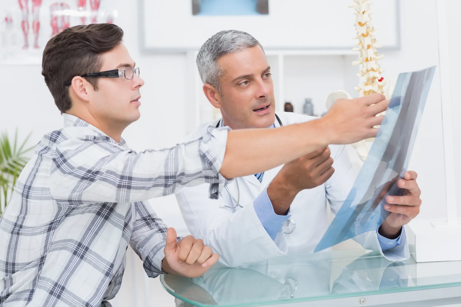 ¿Cuándo es necesario una cirugía para las fracturas vertebrales por aplastamiento?